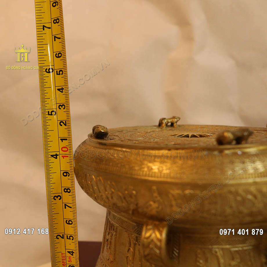 Sản phẩm được c&aacute;c nghệ nh&acirc;n đ&uacute;c theo mẫu trống đồng Đ&ocirc;ng Sơn, Ngọc Lũ bằng đồng v&agrave;ng nguy&ecirc;n khối v&ocirc; c&ugrave;ng tinh xảo v&agrave; sắc n&eacute;t